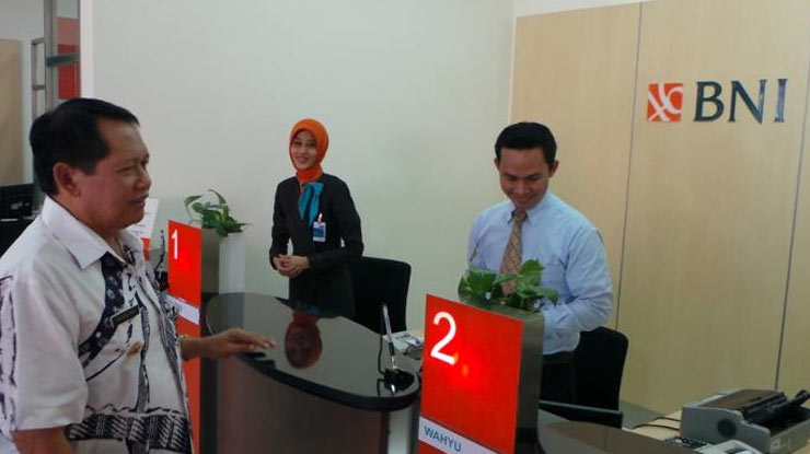 2 Temui Petugas Customer Service Bni